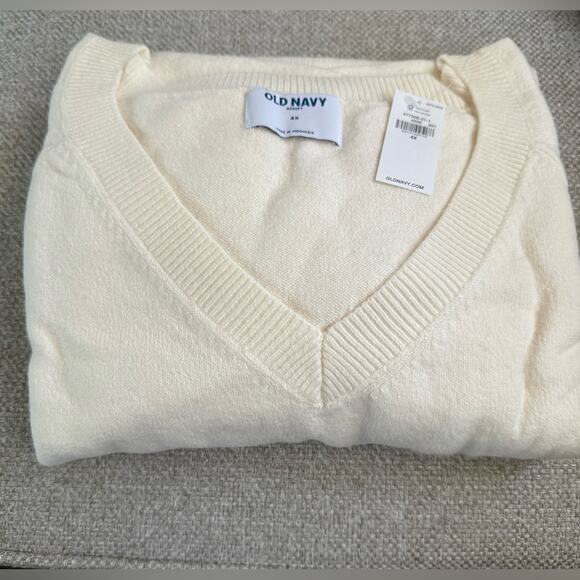 Old Navy Creme SoSoft Loose V Neck
Sweater - Picture 15 of 15